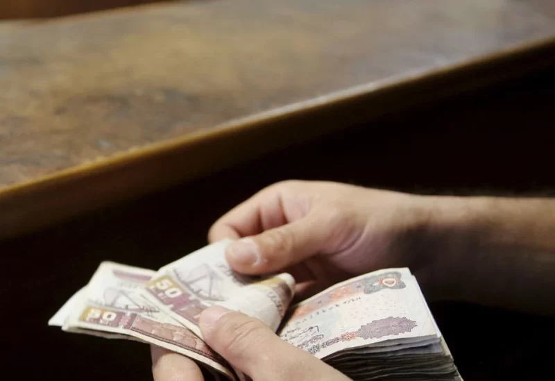 A customer counts his Egyptian 50 pound notes at an exchange office in downtown Cairo, Egypt, April 19, 2016. REUTERS