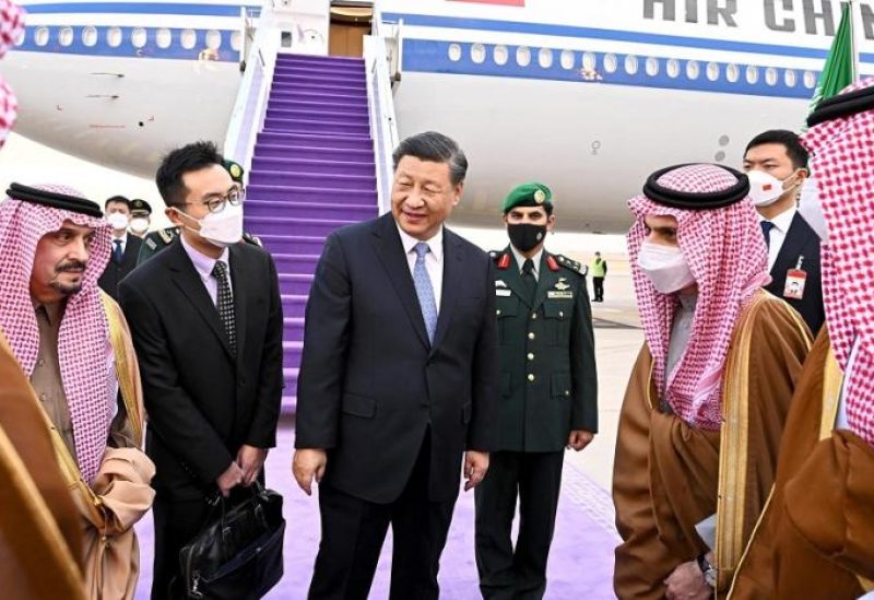 Chinese President Xi Jinping is welcomed by Saudi officials upon his arrival in Riyadh. (SPA)