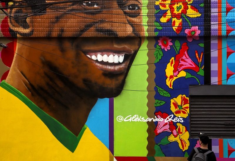 A person looks at a mural depicting Pele in Sao Paulo, Brazil, December 29, 2022. REUTERS/Carla Carniel