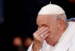 Pope Francis cries while speaking about Ukraine as he attends the Immaculate Conception celebration prayer in Piazza di Spagna in Rome, Italy, December 8, 2022. REUTERS/Yara Nardi  