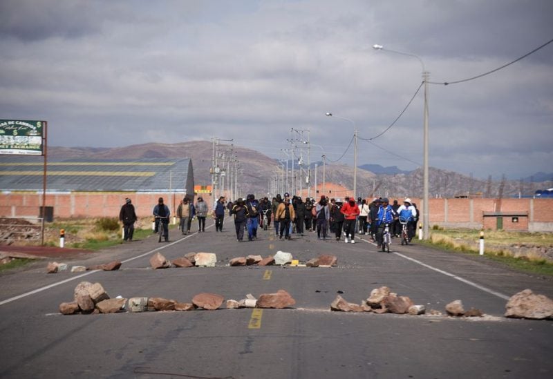 Demonstrators block the Desaguadero Border Crossing Point between Bolivia and Peru during a protest following the ouster of Peru’s former President Pedro Castillo, in Desaguadero, Peru, January 6, 2023. REUTERS/Claudia Morales