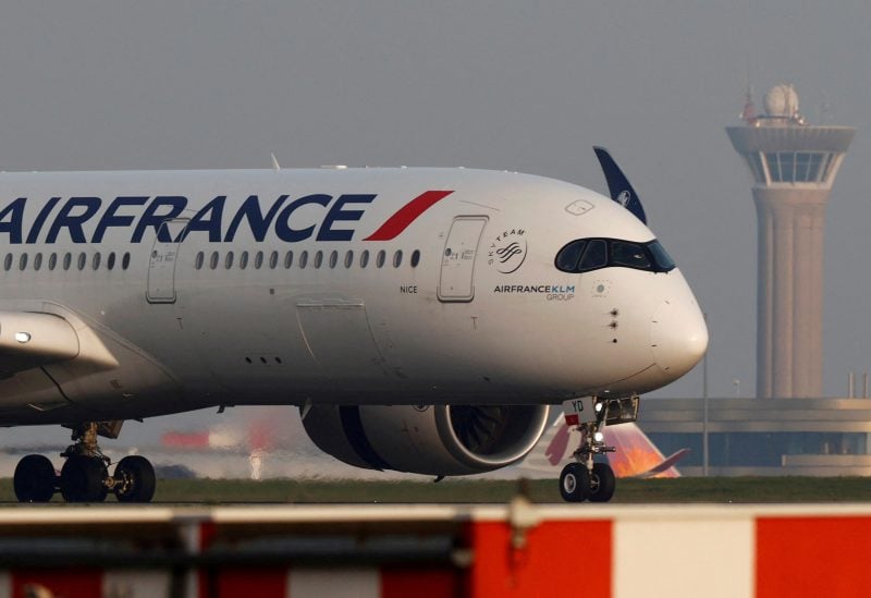 An Air France Airbus A350 airplane lands at the Charles-de-Gaulle airport in Roissy, near Paris, France April 2, 2021. REUTERS/Christian Hartmann/File Photo