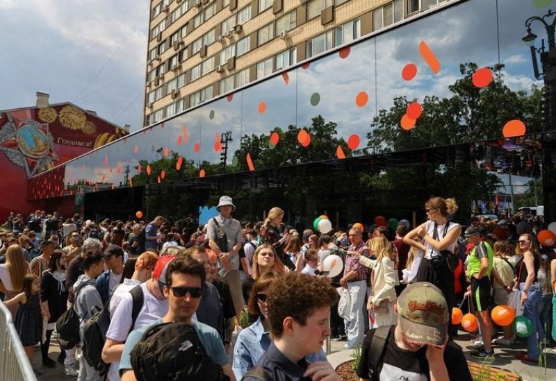 People gather near the new restaurant "Vkusno & tochka", which opens following McDonald's Corp company's exit from the Russian market, in Moscow, Russia June 12, 2022. REUTERS/Evgenia Novozhenina