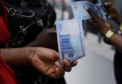 A person holds a new 1000 Naira note as the Central Bank of Nigeria releases the notes to the public through the banks in Abuja, Nigeria. REUTERS/Afolabi Sotunde