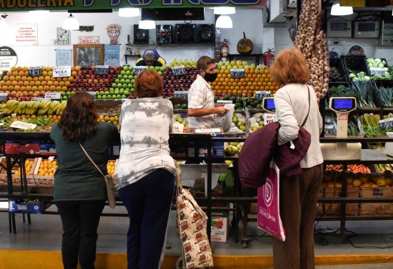 Customers line up to buy produce in a market as inflation in Argentina hits its highest level in years, causing food prices to spiral, in Buenos Aires, Argentina April 12, 2022. REUTERS/Mariana Nedelcu