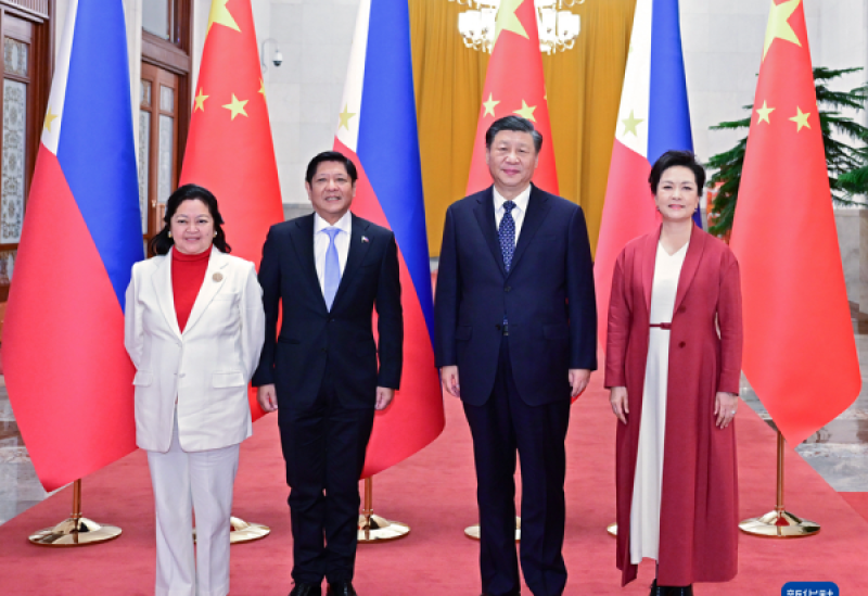 Philippine’s First lady Liza Araneta Marcos, President Ferdinand Marcos Jr, China’s President Xi Jinping and Peng Li Yuan, wife of President Xi, attend a welcome ceremony. (AFP)