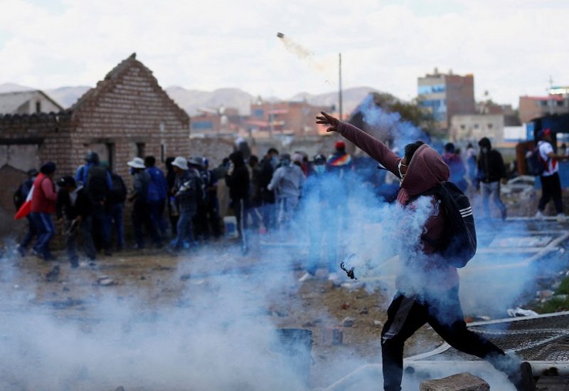 Demonstrators clash with security forces during a protest demanding early elections and the release of jailed former President Pedro Castillo, near the Juliaca airport, in Juliaca, Peru January 9, 2023. REUTERS/Hugo Courotto NO RESALES. NO ARCHIVES TPX IMAGES OF THE DAY