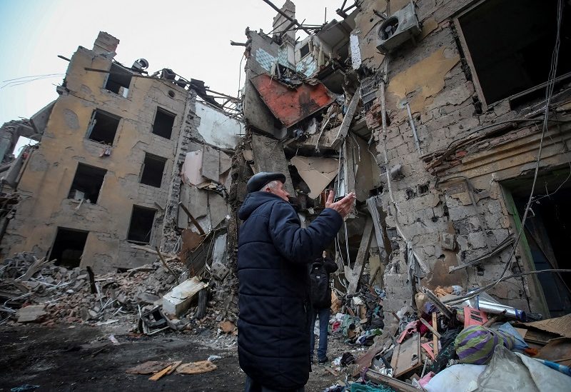 A local resident stands near a residential building destroyed by a Russian missile strike, amid Russia’s attack on Ukraine, in Kramatorsk, Ukraine February 2, 2023. REUTERS/Vyacheslav Madiyevskyy TPX IMAGES OF THE DAY