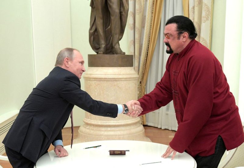 Russia's President Vladimir Putin (L) shakes hands with U.S. actor Steven Seagal during a meeting at the Kremlin in Moscow, Russia, November 25, 2016. Sputnik/Kremlin/Alexei Druzhinin via REUTERS