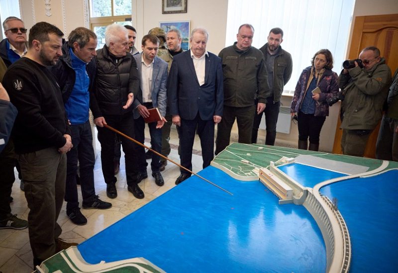 International Atomic Energy Agency (IAEA) Director General Rafael Grossi and Ukraine's President Volodymyr Zelenskiy visit Dnipro Hydroelectric Power Plant, amid Russia's attack on Ukraine, in Zaporizhzhia, Ukraine March 27, 2023. Ukrainian Presidential Press Service/Handout via REUTERS ATTENTION EDITORS - THIS IMAGE HAS BEEN SUPPLIED BY A THIRD PARTY.
