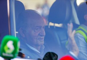 Spain's former King Juan Carlos arrives at Sanxenxo during his second visit to the country since departing to Abu Dhabi in August 2020 after a number of scandals shook the Spanish Royal House, in Sanxenxo, Spain, April 19, 2023. REUTERS/Miguel Vidal