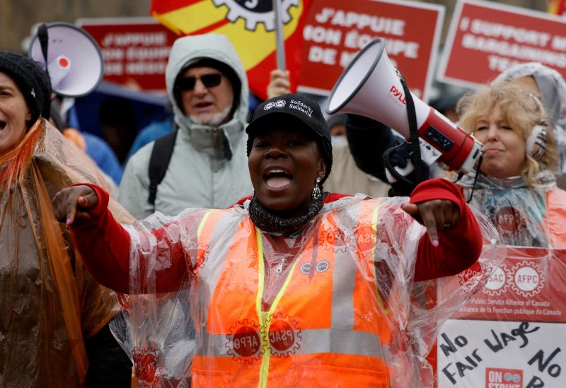 Picketers march on Parliament Hill as approximately 155,000 public sector union workers with the Public Service Alliance of Canada (PSAC) continue to strike, in Ottawa, Ontario, Canada April 26, 2023. REUTERS/Blair Gable/File Photo