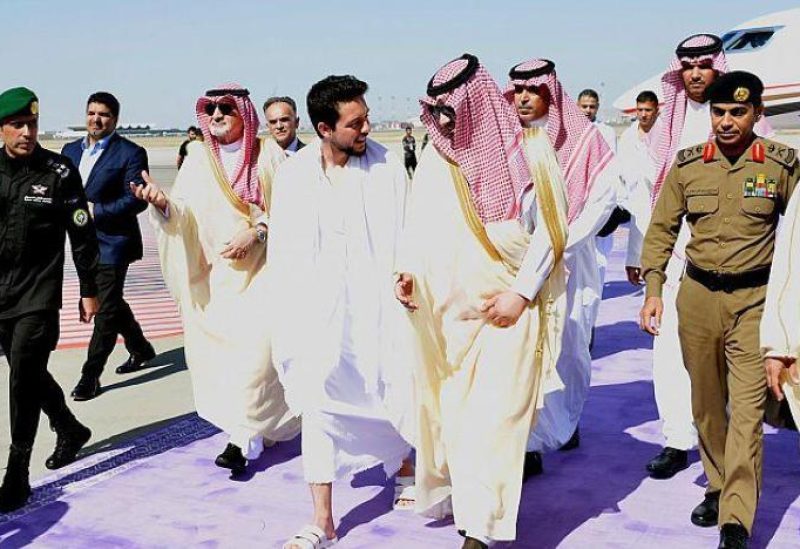 Jordanian Crown Prince Al Hussein bin Abdullah II is welcomed in Jeddah upon his arrival. (SPA)