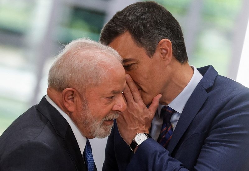 Spanish Prime Minister Pedro Sanchez talks with Brazil's President Luiz Inacio Lula da Silva, at Moncloa Palace in Madrid, Spain April 26, 2023. REUTERS/Juan Medina