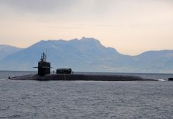 FILE PHOTO: The guided missile submarine USS Florida (SSGN 728) pulls into the Bay of Naples, Italy in this file photo taken in the Mediterranean Sea on March 4, 2011 and released to Reuters on March 19, 2011 REUTERS/Daniel Viramontes/U.S. Navy photo/Handout FOR EDITORIAL USE ONLY. NOT FOR SALE FOR MARKETING OR ADVERTISING CAMPAIGNS. THIS IMAGE HAS BEEN SUPPLIED BY A THIRD PARTY. IT IS DISTRIBUTED, EXACTLY AS RECEIVED BY REUTERS, AS A SERVICE TO CLIENTS/File Photo