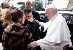 Pope Francis consoles Matteo Rugghia, as he and his wife, Serena Subaina, mourn after they lost their five-year-old child Angelica yesterday at the Gemelli Hospital, as the Pope leaves Rome's Gemelli hospital in Rome, Italy, April 1, 2023 - REUTERS