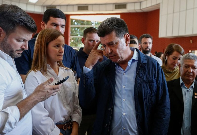 Paraguay's main opposition presidential candidate and leader of the centre-left Concertacion Nacional coalition Efrain Alegre, gestures next to vice presidential candidate Soledad Nunez during elections, in Lambare, Paraguay April 30, 2023. REUTERS/Cesar Olmedo