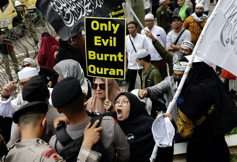 FILE PHOTO: Indonesian Muslim woman confronts police officers during a protest after a far-right politician publicly set fire to the Koran in Sweden, outside the Swedish Embassy in Jakarta, Indonesia, January 30, 2023. REUTERS/Willy Kurniawan`/File Photo