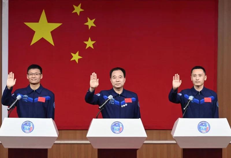Les taïkonautes Jing Haipeng, Zhu Yangzhu et Gui Haichao lors d'une conférence de presse avant le décollage du Shenzhou-16 vers la station spatiale chinoise, au Centre de lancement de satellites de Jiuquan, en Chine. /Photo prise le 29 mai 2023/REUTERS