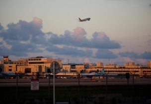 An American Airlines plane takes off from Miami International Airport after the Federal Aviation Administration (FAA) said it had slowed the volume of airplane traffic over Florida due to an air traffic computer issue, in Miami, Florida, U.S. January 2, 2023. REUTERS/Marco Bello/File Photo