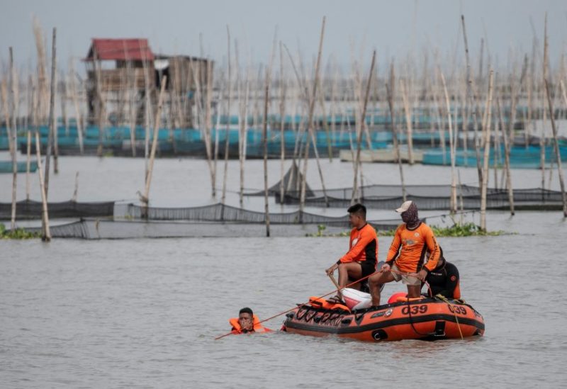Members of the Philippine Coast Guard search for victims of the capsized passenger boat M/B Princess Aya, in the waters of Binangonan, Rizal province, Philippines, July 28, 2023. REUTERS/Eloisa Lopez
