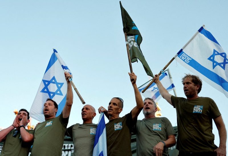 Israeli military reservists sing together as they sign a pledge to suspend voluntary service if the government passes judicial overhaul legislation, near the defence ministry in Tel Aviv, Israel, July 19, 2023. REUTERS/Amir Cohen/File Photo
