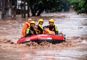 Rescue workers evacuate stranded residents on a flooded street after heavy rainfall in Wanzhou district of Chongqing, China July 4, 2023. cnsphoto via REUTERS ATTENTION EDITORS - THIS IMAGE WAS PROVIDED BY A THIRD PARTY. CHINA OUT.