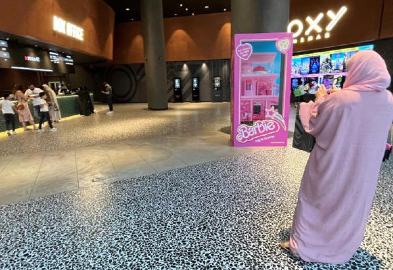 A woman in a pink abaya outside a Dubai cinema screening the movie © Giuseppe CACACE / AFP