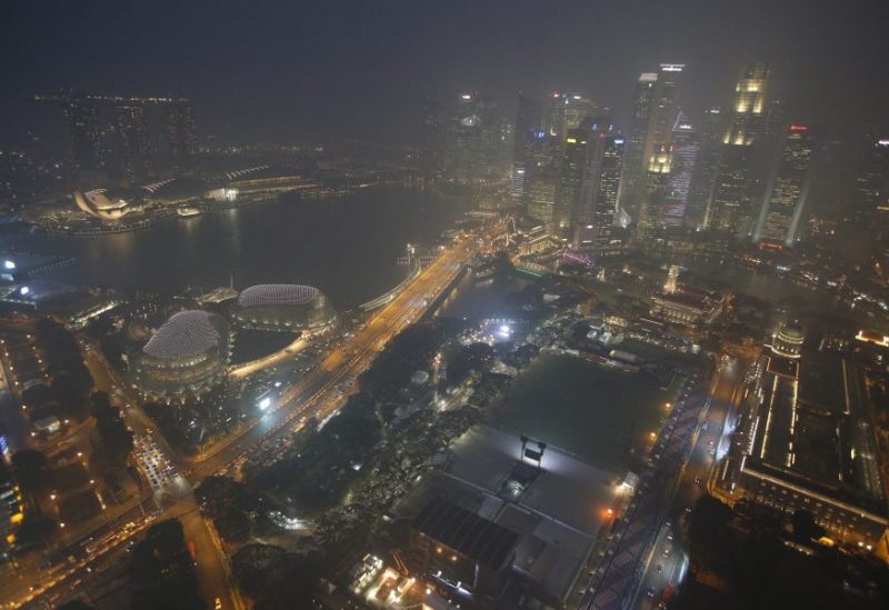 A view of the skyline of the central business district shrouded by haze in Singapore September 14, 2015. REUTERS/Edgar Su