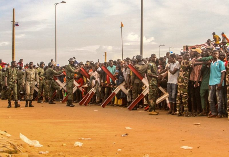 Niger's junta supporters take part in a demonstration in front of a French army base in Niamey, Niger, August 11, 2023. REUTERS/Mahamadou Hamidou/File Photo