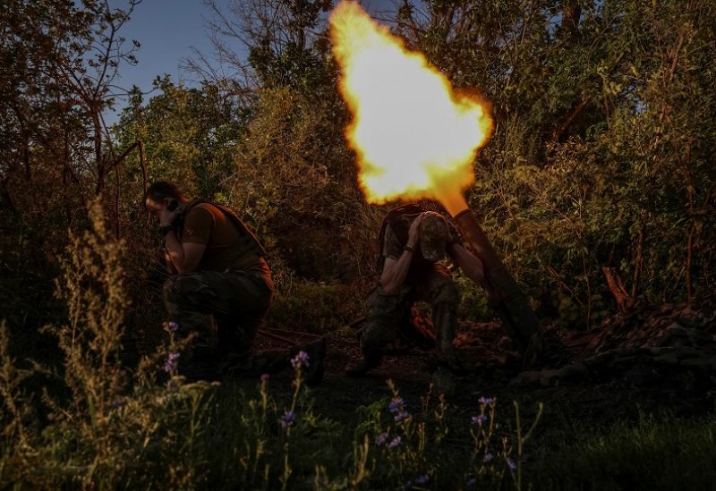 Ukrainian service members fire a mortar at their positions at a front line, amid Russia's attack on Ukraine, near the city of Bakhmut in Donetsk region, Ukraine August 7, 2023. REUTERS/Oleksandr Ratushniak