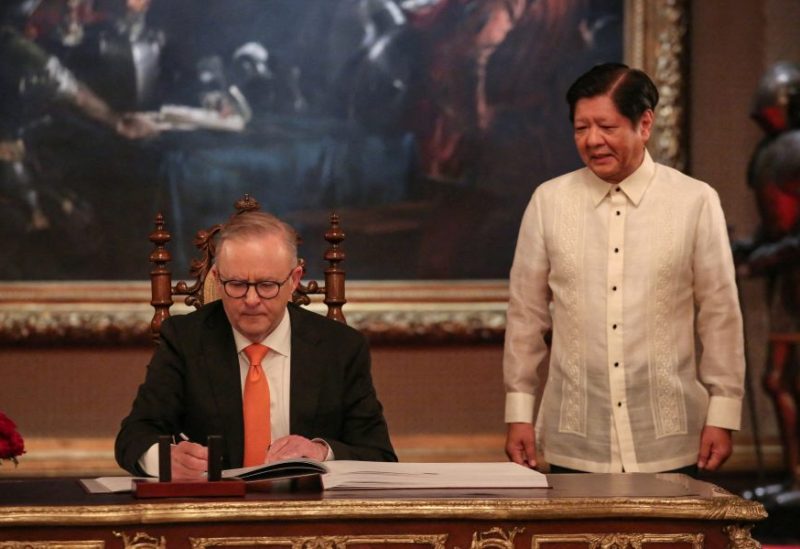Australia's Prime Minister Anthony Albanese signs the guest book next to Philippine President Ferdinand Marcos Jr. at the Malacanang Presidential Palace in Manila, Philippines, September 8, 2023. Earvin Perias/Pool via REUTERS