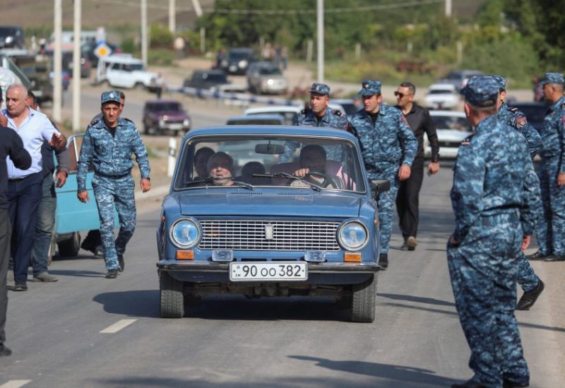 Refugees from Nagorno-Karabakh region drive cars past a checkpoint in the village of Kornidzor, Armenia, September 24, 2023. REUTERS/Irakli Gedenidze