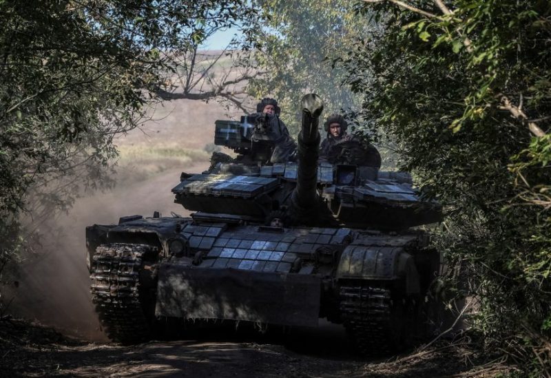 Ukrainian servicemen ride a tank, amid Russia's attack on Ukraine, in Donetsk region, Ukraine September 28, 2023. REUTERS/Oleksandr Ratushniak/File Photo