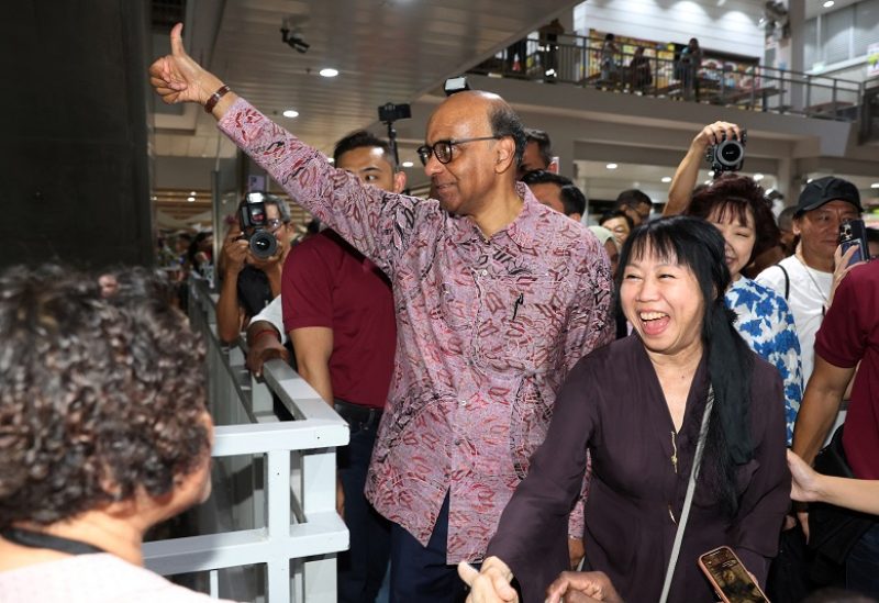 Presidential candidate Tharman Shanmugaratnam and his wife Jane Ittogi meet supporters after polling has concluded at the presidential election in Singapore September 1, 2023. REUTERS/Edgar Su