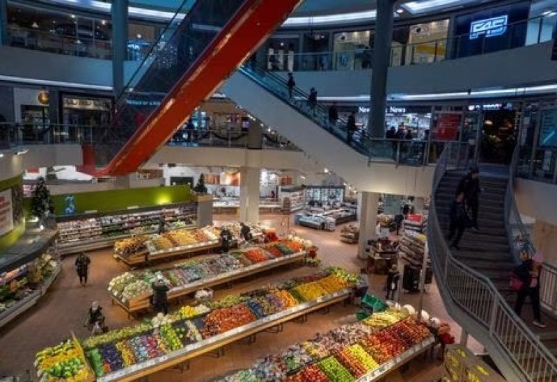 People shop at a grocery store in Toronto, Ontario, Canada November 22, 2022. REUTERS/Carlos Osorio