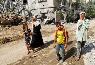 People flee their homes amid Israeli strikes in the southern Gaza Strip, October 8, 2023. REUTERS/Ibraheem Abu Mustafa