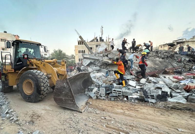 Palestinians work to remove the debris as they search for casualties under the rubble of a house destroyed by Israeli strikes, in the central Gaza Strip October 15, 2023. REUTERS/Mohammed Fayq Abu Mostafa