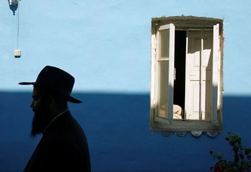 A rabbi walks in the courtyard of a synagogue in the ancient city of Debent on the Caspian Sea coast in Russia's Caucasus region of Dagestan August 17, 2007. REUTERS