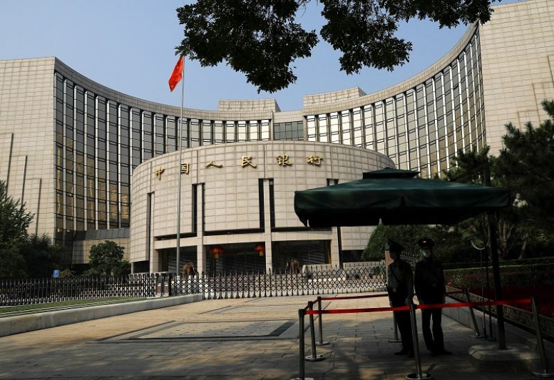 FILE PHOTO: Paramilitary police officers stand guard in front of the headquarters of the People's Bank of China, the central bank (PBOC), in Beijing, China September 30, 2022. REUTERS/Tingshu Wang/File Photo