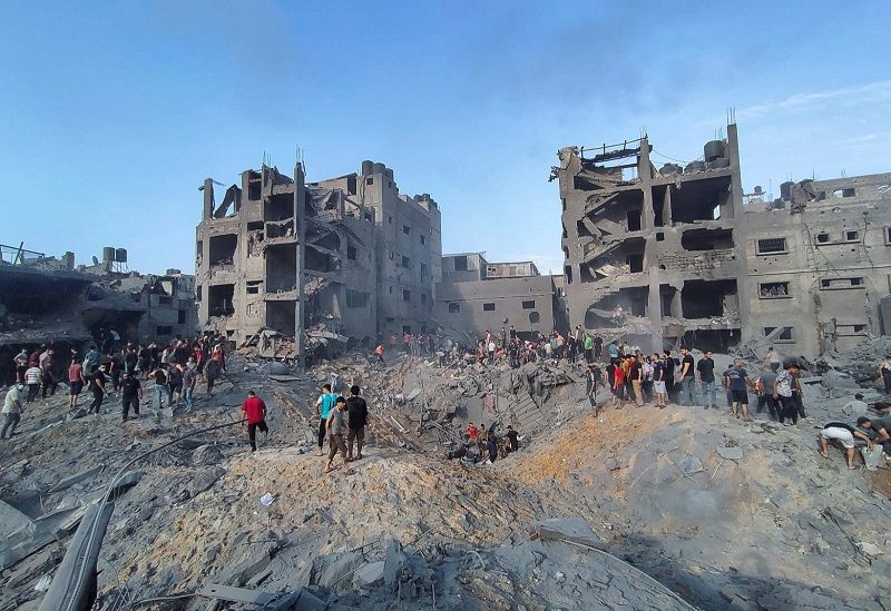 Palestinians search for casualties at the site of Israeli strikes on houses in Jabalia refugee camp in the northern Gaza Strip, October 31, 2023. REUTERS/Abed Sabah