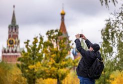 A man takes photos of Moscow's Kremlin during an autumn day in Moscow, Russia October 18, 2023. REUTERS/Maxim Shemetov/File Photo