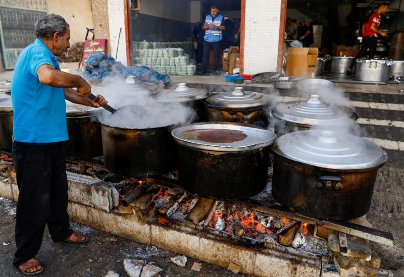 Palestinians cook on firewood, amid fuel and cooking gas shortages, as the conflict between Israel and Hamas continues, in Khan Younis in the southern Gaza Strip, November 5, 2023. REUTERS/Ibraheem Abu Mustafa/File Photo