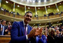 Spain's acting Prime Minister Pedro Sanchez applauds on the day of an investiture debate, as Spain's Socialists seek to clinch a new term following a deal with the Catalan separatist Junts party for government support, a pact which involves amnesties for people involved with Catalonia's failed 2017 independence bid, in Madrid, Spain November 16, 2023. REUTERS/Susana Vera