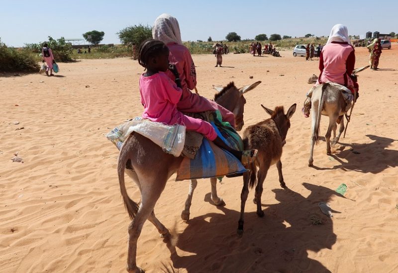 FILE PHOTO: Children cross the border on their donkeys from Sudan to Chad, in Chad, November 7, 2023. REUTERS/El Tayeb Siddig/File Photo