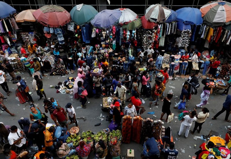 FILE PHOTO: People crowd a market place in Lagos, Nigeria December 18, 2021. Picture taken December 18, 2021. REUTERS/Temilade Adelaja/File Photo