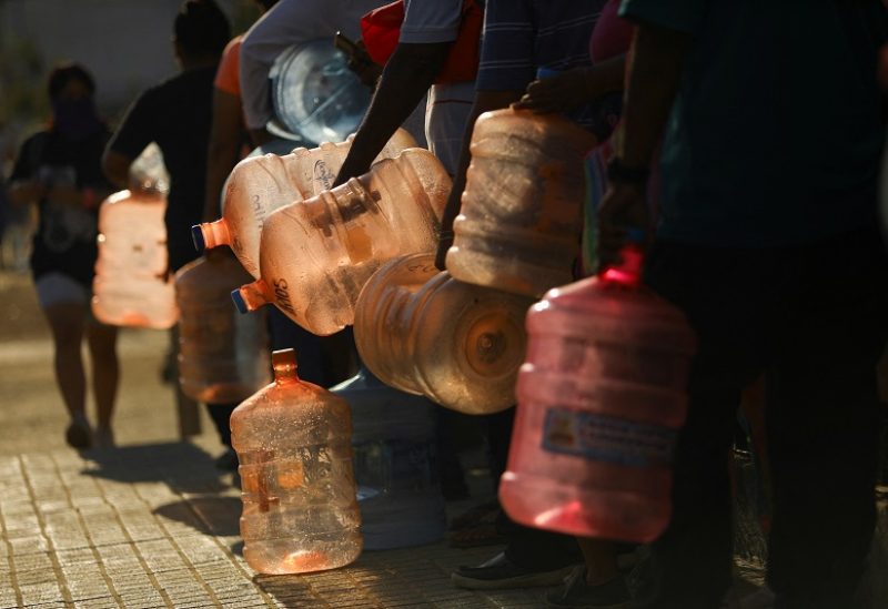 People queue to fill up bottles with drinking water, in the aftermath of Hurricane Otis, in Acapulco, Mexico, November 1, 2023. REUTERS/Jose Luis Gonzalez