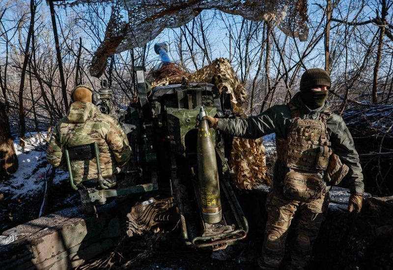 Servicemen of the 12th Special Forces Brigade Azov of the National Guard of Ukraine prepare to fire from a howitzer LH-70 towards Russian troops at a position near a frontline, amid Russia's attack on Ukraine, at an undisclosed location in Donetsk region, Ukraine, November 22, 2023. REUTERS/Alina Smutko