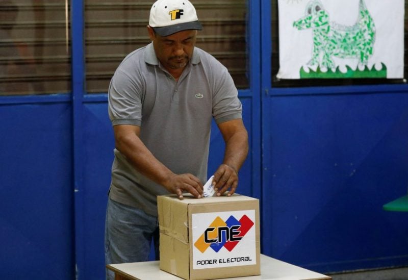 A man votes during an electoral referendum over Venezuela's rights to the potentially oil-rich region of Esequiba in Guyana, in Caracas, Venezuela December 3, 2023. REUTERS/Leonardo Fernandez Viloria