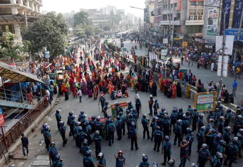 Garment industry workers block a road during a protest demanding a wage raise, in the Mirpur area of Dhaka, Bangladesh, November 12, 2023. REUTERS/Mohammad Ponir Hossain/File Photo